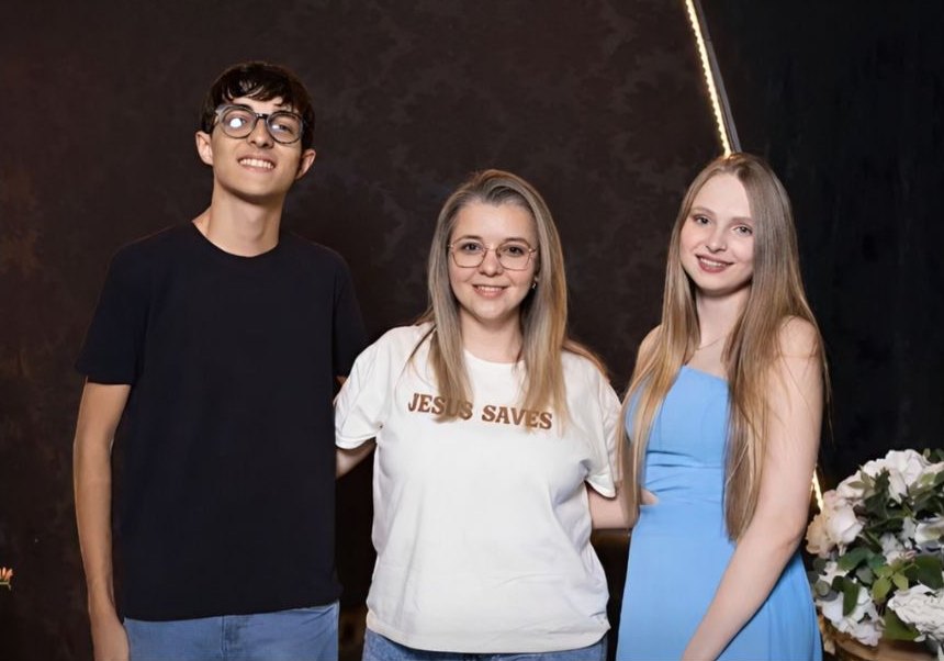 Equipe da Infotec: João Kairon, Viviane e Évelyn Daiane, lado a lado e sorrindo.